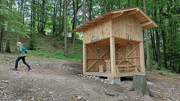Nocleh v přírodě, pod střechou a zadarmo? Turistům slouží první lesní útulny