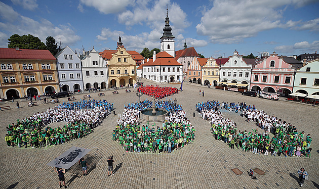 Rekordních 1377 ák pelhimovských základních kol vytvoilo na tamním námstí...