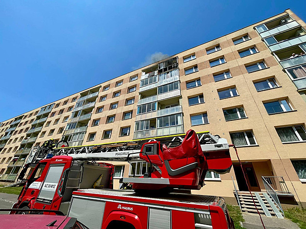 Z bytu v šestém patře šlehaly plameny, hořet začalo nejspíš na balkoně