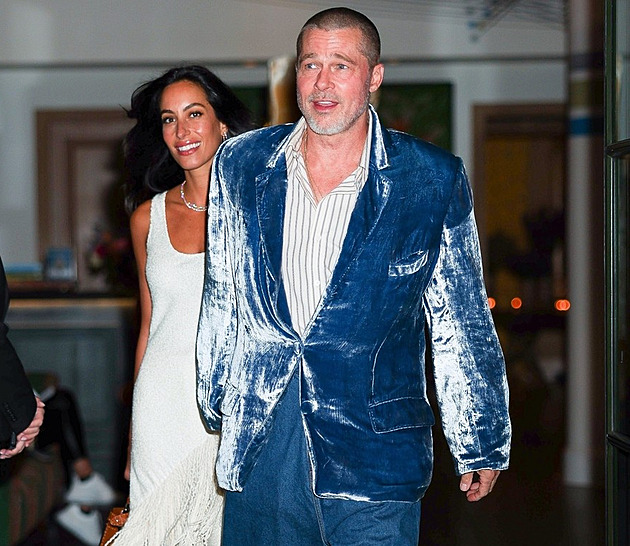 Brad Pitt překvapuje změnou stylu. Shodil vlasy a oblékl se do sametu