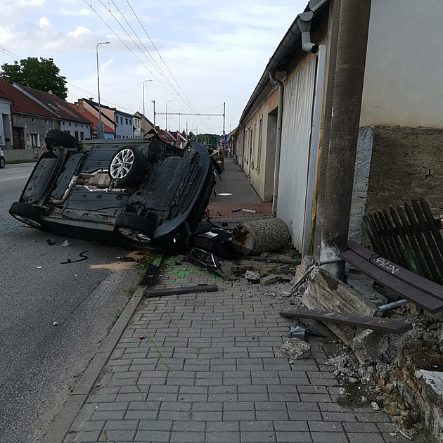 Srážka dvou aut odmrštila jedno na chodník, smetlo dva mladistvé z lavičky