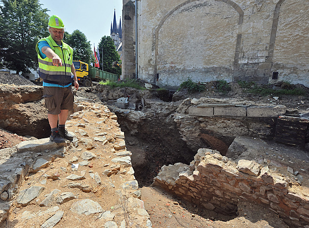 Archeologické žně. Rekonstrukce ulice odkryla sedm staletí staré opevnění