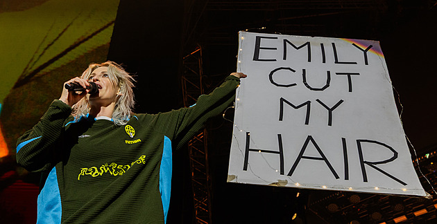 „Emily, ostříhej mi vlasy.“ Fanoušek Linkin Park měl jasný cíl. Smáli se mu, pak zírali