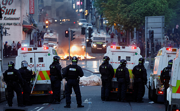 Kvůli migrantům bouří i severoirská Ballymena, noční střety rozhánějí těžkooděnci