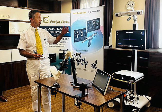 Při výměně kolena pomůže v brněnské klinice SurGal Clinic robotický asistent