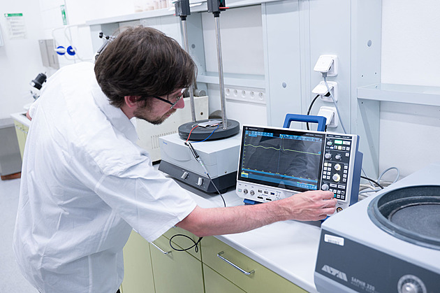 Výzkumníci zlínské univerzity umí vyrobit elektinu z plastu, zatím jen malé...