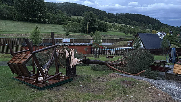 VIDEO: Prudká smršť náhle lámala stromy. Vesnici na Vsetínsku zasáhl downburst
