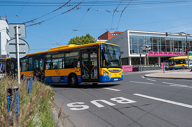 Kiovatka ulic Dlouhá a tída Tomáe Bati, Zlín. Mstské divadlo Zlín. MHD...