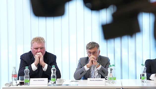 Za oponou patu. Jak SMS ovlivnily volbu šéfa České televize a kdo má větší šanci