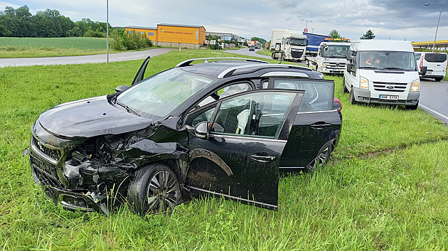 Řidič po nehodě u Náchoda nepomohl zraněným, odešel. Pátrá po něm policie