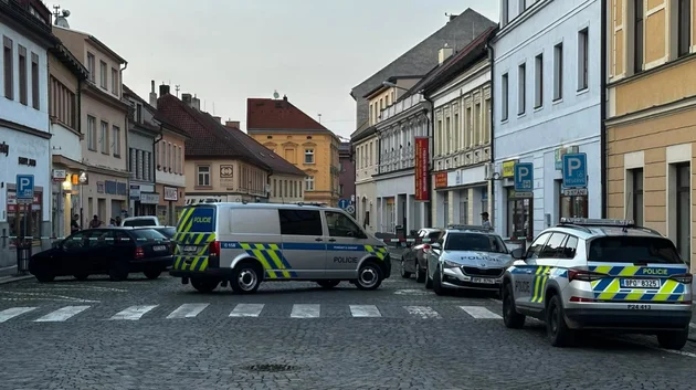 Policisté vyšetřují násilný čin v Sušici, šedesátiletý muž je vážně pobodaný