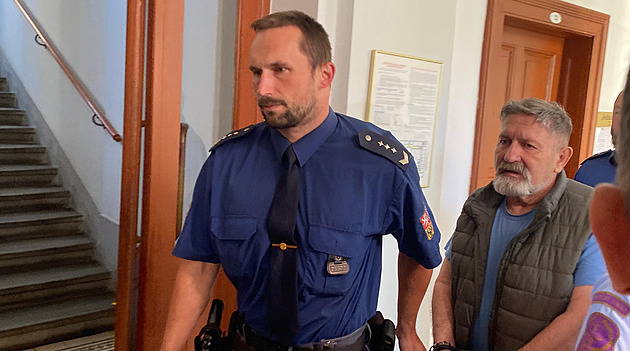 Za smrt kvůli banálnímu sporu 12 let. Senior probodl muži srdce dýkou v holi