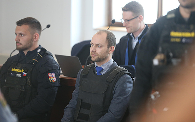 Poslala manželce zprávu, že jsme milenci. Sekal jsem ji do hlavy, vypověděl primář