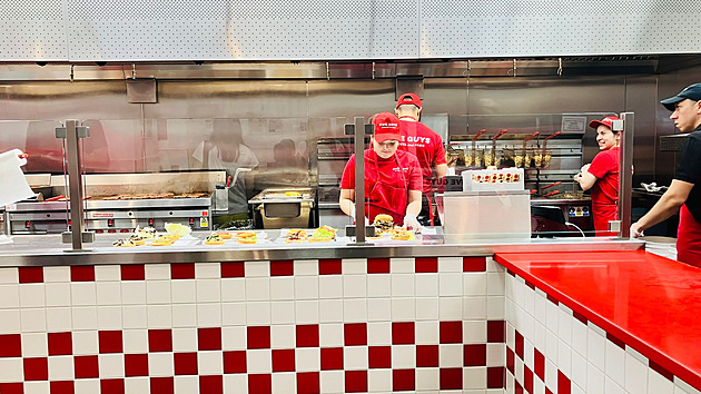 V Česku brzy otevře další fastfood, burger vám tu sestaví přímo před očima