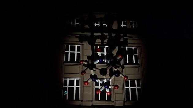 VIDEO: Kampus Dejvice oslavil 100 let. Působivý videomapping připomněl milníky