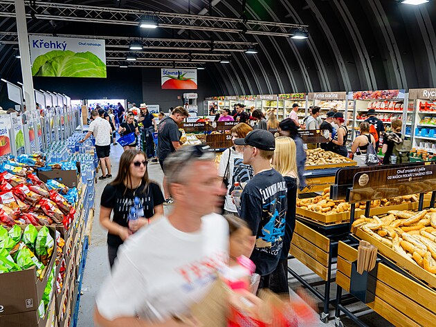 Prodejna o rozloze 295 m2 byla vybavena reg�ly, chladni�kami, pek�rnou,...
