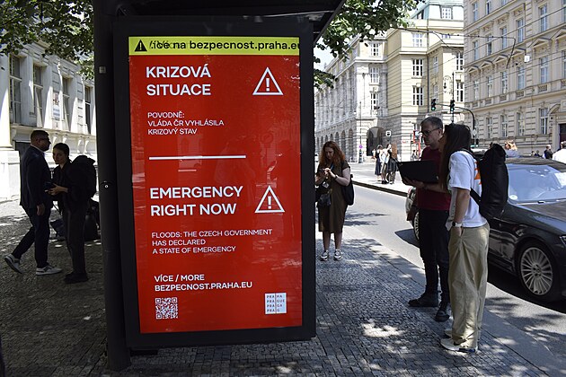 Varování na Staromstské. Jedna ze 140 obrazovek poskytne lidem informace...