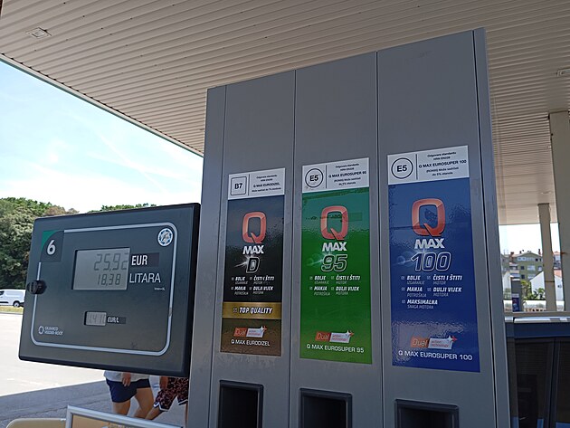 U chorvatskch benzinek pozor, po jak tankovac pistoli shnete. 