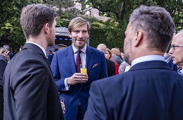 Bval ministr zdravotnictv za ANO Adam Vojtch na britsk ambasd na prask...