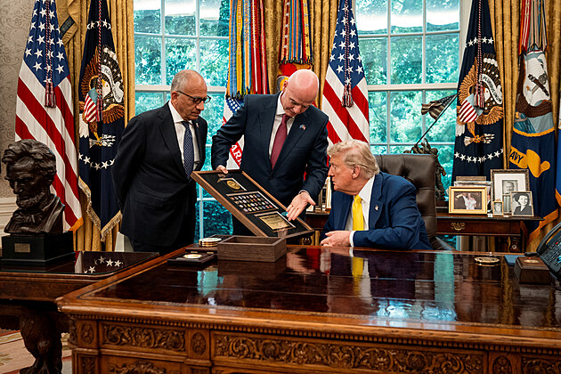 Donald Trump pijal v Blm dom delegaci hr Juventusu a FIFA. Na fotce s...