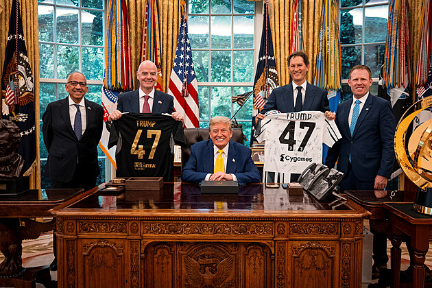 Donald Trump pijal nvtvu veden FIFA a tmu Juventusu v prbhu mistrovstv...