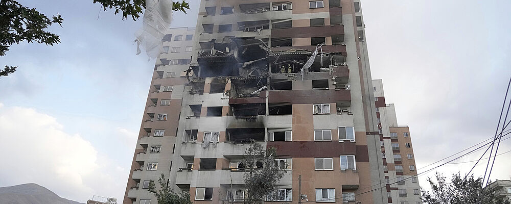 Snímek z Teheránu zachycuje následky preventivního útoku Izraele na Írán. (13....
