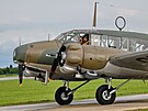 Pilot Richard Santus zdraví z kokpitu bombardéru Avro Anson na Aviatické pouti...
