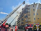 Por stechy bytovho domu v brnnskch Chrlicch, jeden z hasi skonil v...