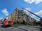 Por stechy bytovho domu v brnnskch Chrlicch, jeden z hasi skonil v...
