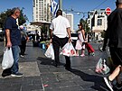 Izraelci nakupují na hlavním trhu a p�ipravují se na odvetu Íránu po izraelském...