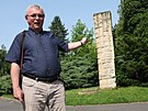 Historik Jaromr Polek u menhiru od sochae Vilma Kocycha z roku 1998, kter...