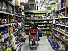 �ena v Jeruzalém� tla�í nakupuje jídlo, aby se zásobila p�ed odvetou Íránu....