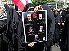 �ena na protiizraelské demonstraci v Teheránu dr�í v rukou portréty armádních...