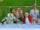 U jednoho stolu se seli herci nkolika generací - Jaroslava Obermaierová, Petr...