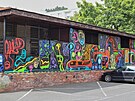 S fantazie na zadn stran jedn z budov na sdliti Na Podles. Autory jsou...