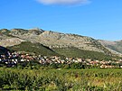 Na západ od msta zase zaíná plochá rovina krasové doliny Popovo polje. To...
