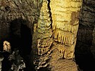 Sotva kilometr od monastýru se ernají monumentální podzemí tunely jeskyn...