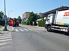 Popelsk vz, kter se propadl do vozovky v ulici K Ladv, vyprouj hasii...