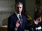 Guvernér Gavin Newsom hovo�í v budov� Nejvy��ího soudu státu Kalifornie v San...