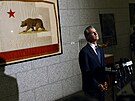 Guvernér Gavin Newsom hovo�í v budov� Nejvy��ího soudu státu Kalifornie v San...