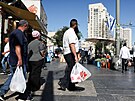 Nakupující Izraelci v Jeruzalém� se p�ipravují se na odvetu Íránu po izraelském...