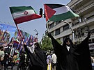 Írán�tí demonstranti dr�í íránské a palestinské vlajky na protiizraelském...