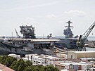 Letadlová lo� USS Enterprise uvázaná vedle své náhrady, plavidla USS Gerald R....