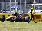 Lando Norris odchází z místa havárie ve Velké cen� Kanady.