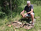 Pyrotechnik Ivo Peterek s vykopanmi zbytky munice od stezek Kabtova kopce u...