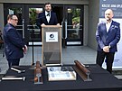 Rektor Ostravsk univerzity Petr Kopeck (uprosted) spolen s primtorem...