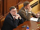 Ministr financ Zbynk Stanjura a ministr vnitra Vt Rakuan ped hlasovnm o...