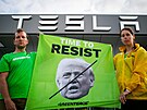 Aktivist z hnut Greenpeace vylezli rno na stechu prodejny Tesla v...