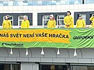 Aktivist z hnut Greenpeace vylezli rno na stechu prodejny Tesla v...