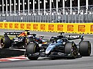 George Russell (vpravo) z Mercedesu a Max Verstappen z Red Bullu b�hem Velké...
